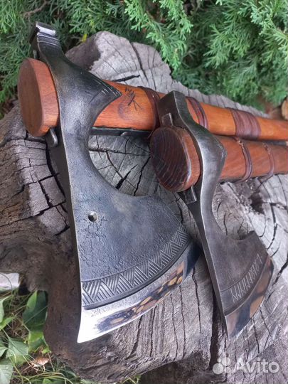 Щит с топорами