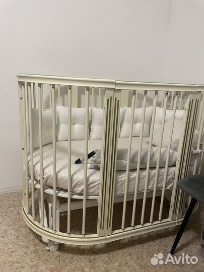 Детская кроватка с маятником