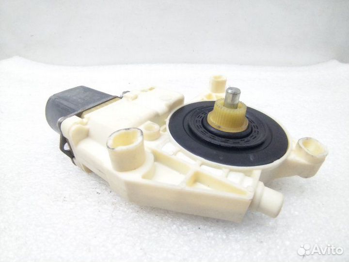 Моторчик стеклоподъемника задний левый