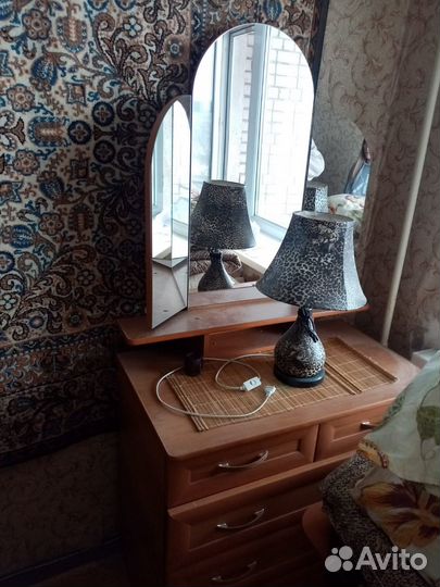 Дамский столик с зеркалом