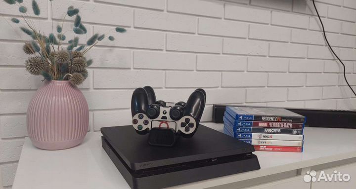 Игровая приставка ps4 slim с играми и 2 джостика