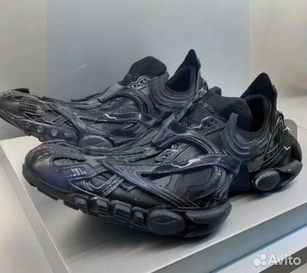 Balenciaga reptile на руках