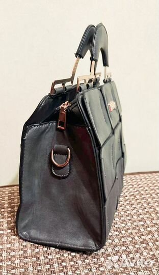 Красивая новая женская сумочка