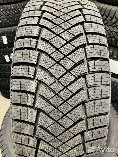 Pirelli Ice Zero FR 245/45 R19 102H