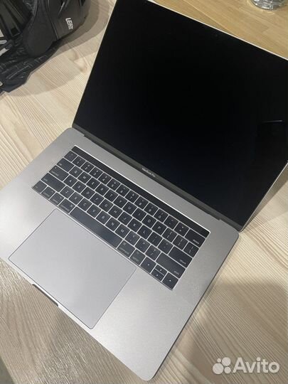 Macbook pro 15 2016 i7 16gb touch bar