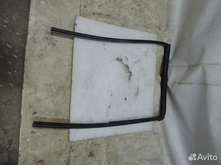 Уплотнитель стекла двери задний левый Suzuki Swift