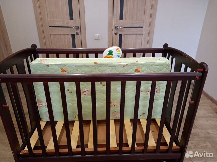 Детская кроватка с продольным маятником и матрасом