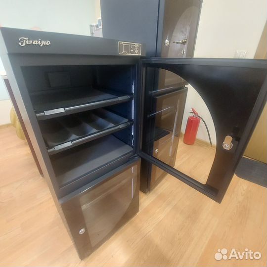 Шкаф с осушителем для фотоаппаратуры и объективов