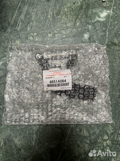 Датчик уровня положения кузова 8651A064 Mitsubishi