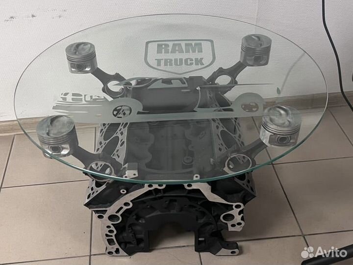 Стол из блока двигателя V8. С логотипом