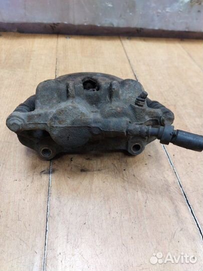 Тормозной суппорт передний правый Opel Vivaro