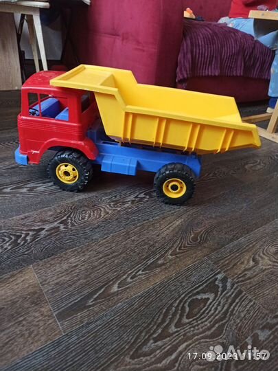 Игрушка самосвал