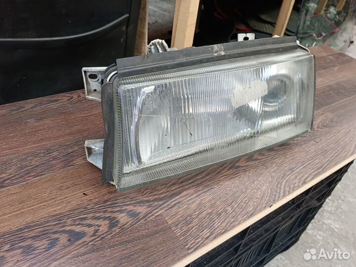 Левая фара Hella для Skoda Octavia A4 1998 год