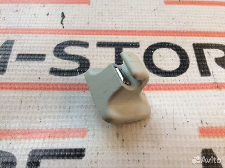 Крючок солнцезащитного козырька Volkswagen Passat