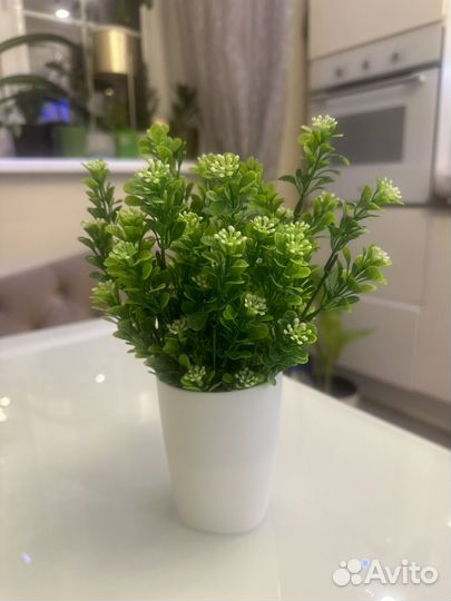 Искусственные цветы в горшках