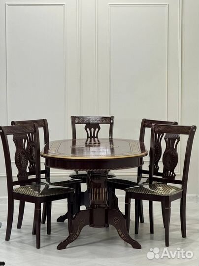 Стол обеденный. В наличии