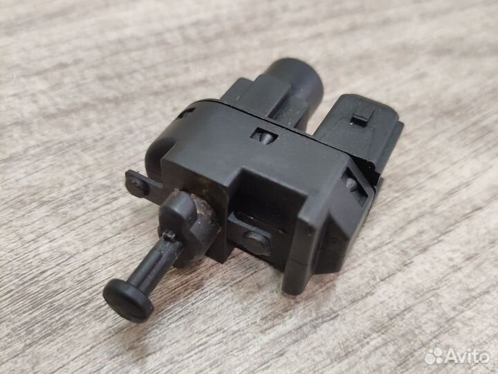 Датчик включения стоп сигнала Ford Focus 1