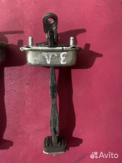 Ограничитель двери правая сторона Ssang Yong Kyron