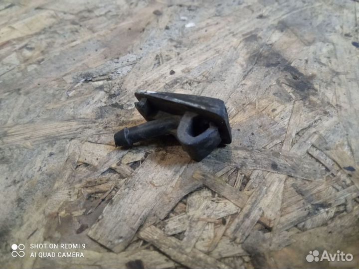 Форсунка омывателя лобового стекла Ауди 80