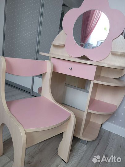 Детский туалетный столик