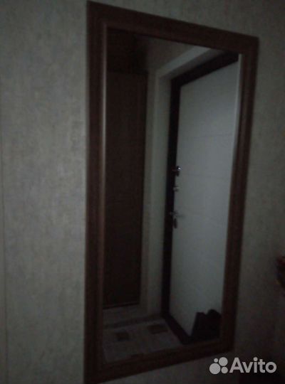 Зеркало в деревянной раме