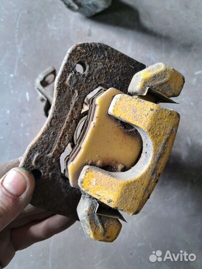 Суппорт задний левый Honda Inspire