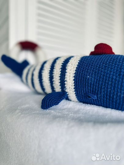 Большой вязаный кит 40 см