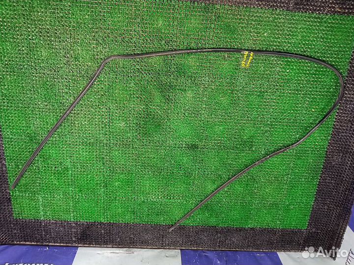 Молдинг стекла лобового Mitsubishi pajero IV