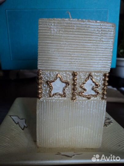 Свеча с узорами на подставке