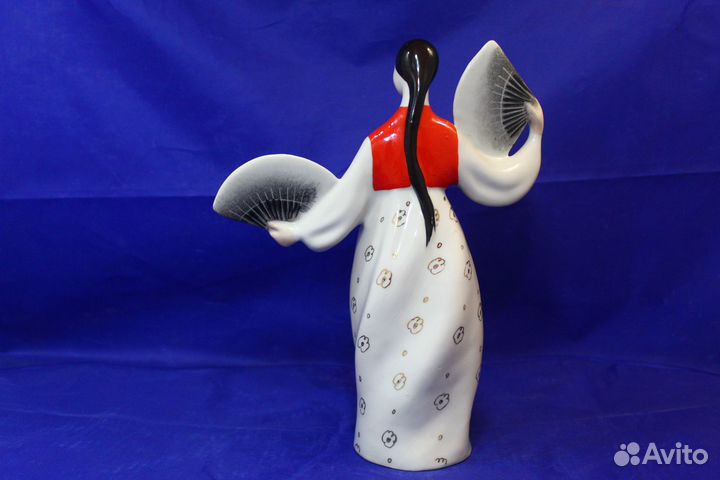 Фарфоровая статуэтка Девушка кореянка китаянка с д