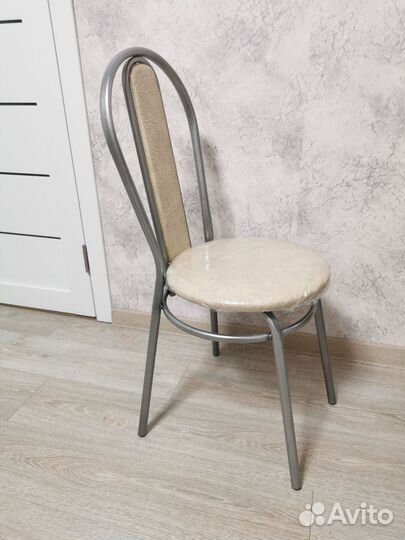 Бежевые стулья на металлокаркасе