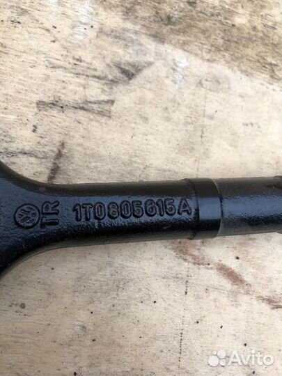 Крюк буксировочный VW Passat B7