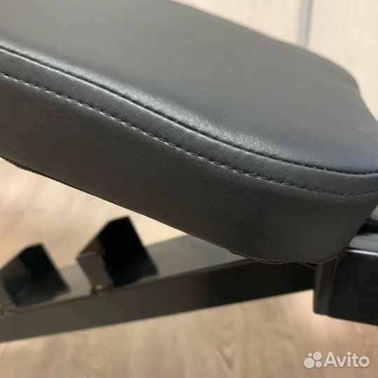 Скамья с гантелями