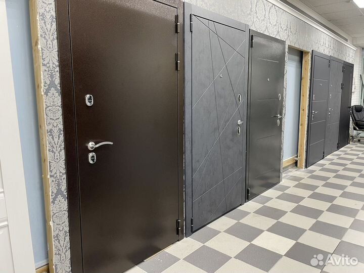 Входная дверь глухая