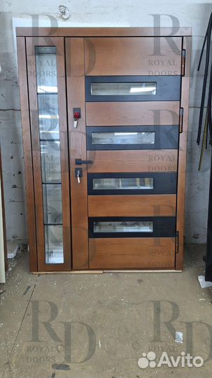 Нестандартная входная дверь для дома