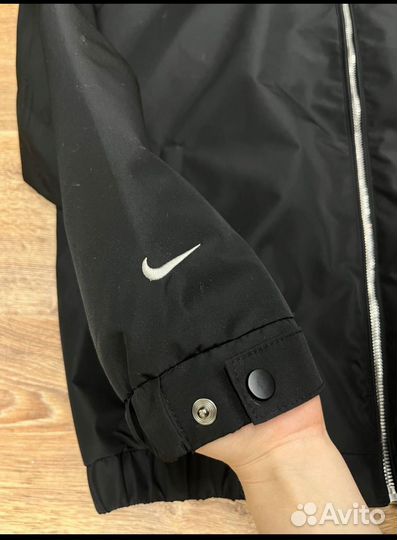 Легкий бомбер Nike
