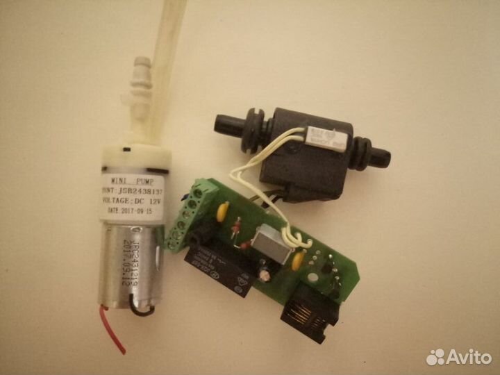 Реле, конденсаторы, водяной насос, термодатчик