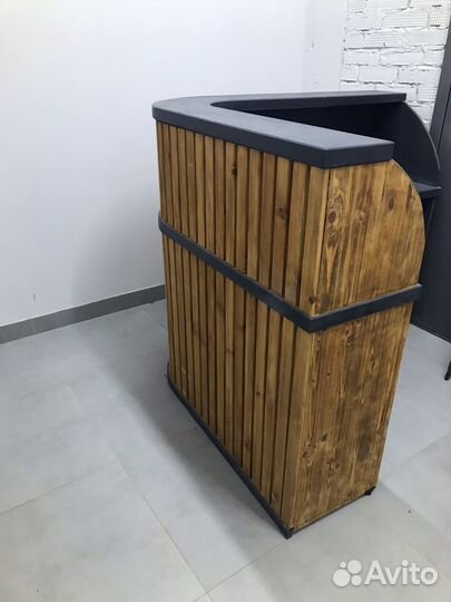 Стойка ресепшн + 2 лавки