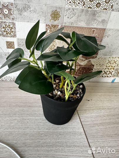 Искусственный цветок в горшке