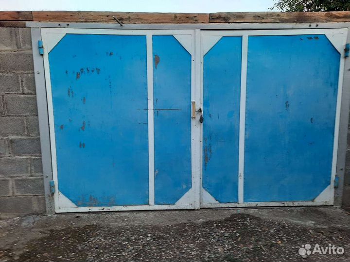 Металлические ворота для гаража из 2-х половинок