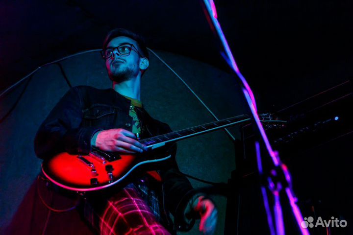 Учитель игры на гитаре