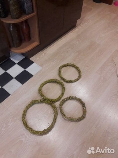 Веночки из лозы ручной работы с декором и без