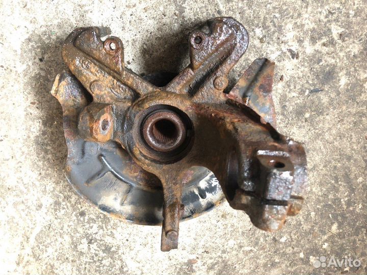 Поворотный кулак передний правый Skoda Fabia 2