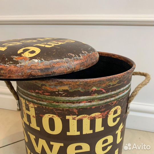 Пуфик на металлическом каркасе