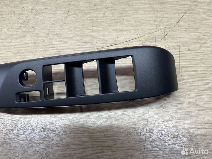 Накладка стеклоподъемников левая Toyota Camry 75
