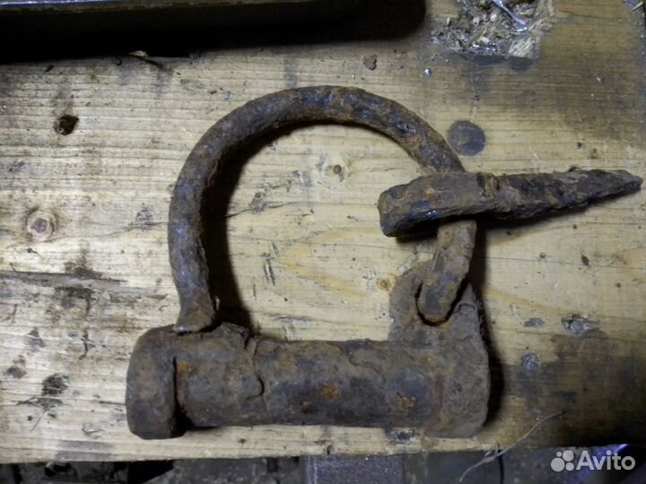 Старинные замки с ключами