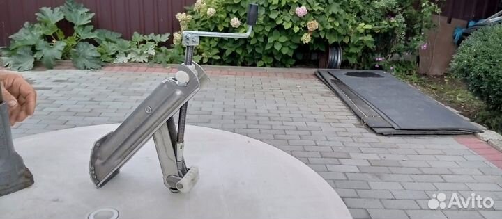 Домкрат для легковых автомобилей