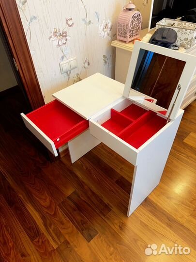 Столик для косметики