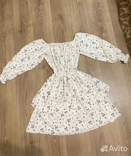 Платье белое в цветочек