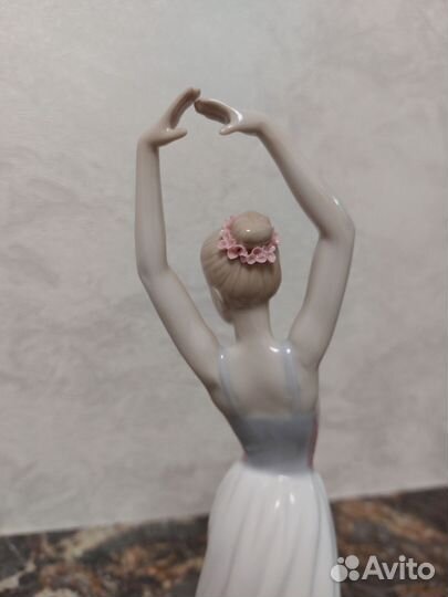 Статуэтка фарфор